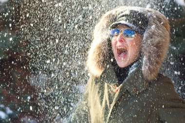 Koyu yeşil sigara içen kızın kafasından kar düşüyor