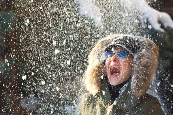 The snow falls on the girl's head in a dark green smoker — Stock Photo, Image