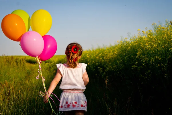 Bambina Asiatica Vestito Che Corre Attraverso Campo Grano Verde Con — Foto Stock