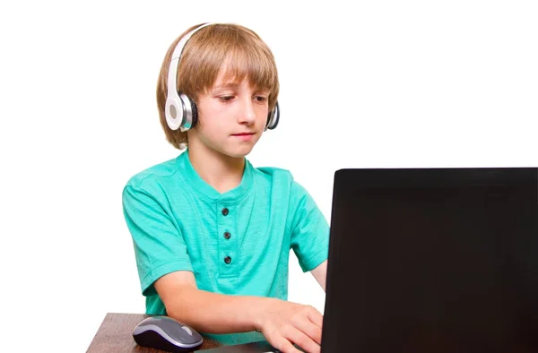 Niño usando un ordenador portátil contra un fondo blanco — Foto de Stock