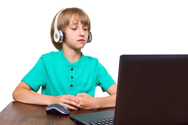 Menino usando um laptop contra um fundo branco — Fotografia de Stock