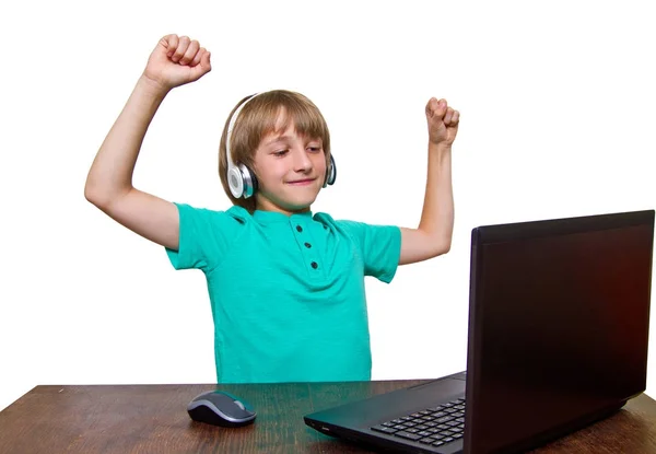 Niño usando un ordenador portátil contra un fondo blanco — Foto de Stock