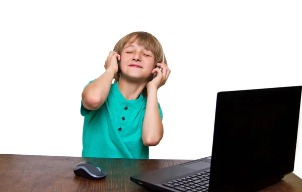 Çocuk beyaz bir arka plan bir dizüstü bilgisayar kullanarak — Stok fotoğraf