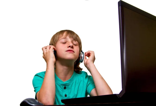 Çocuk beyaz bir arka plan bir dizüstü bilgisayar kullanarak — Stok fotoğraf