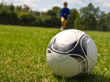 bacaklar topu tekmeleme futbolcu