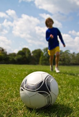 bacaklar topu tekmeleme futbolcu