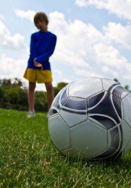 bacaklar topu tekmeleme futbolcu