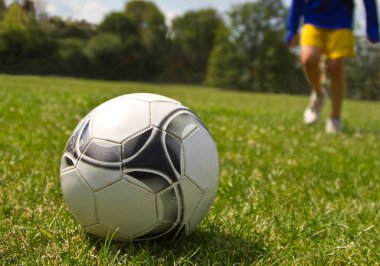 bacaklar topu tekmeleme futbolcu