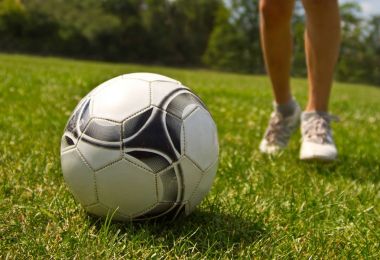 bacaklar topu tekmeleme futbolcu