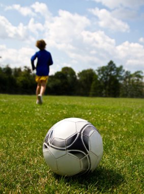 bacaklar topu tekmeleme futbolcu