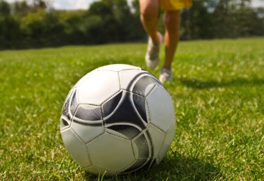 bacaklar topu tekmeleme futbolcu