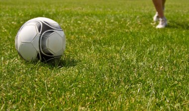 bacaklar topu tekmeleme futbolcu