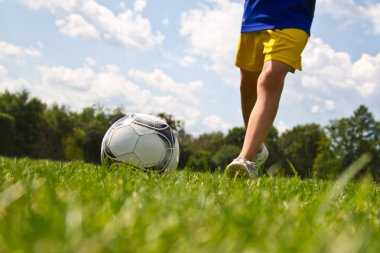 bacaklar topu tekmeleme futbolcu