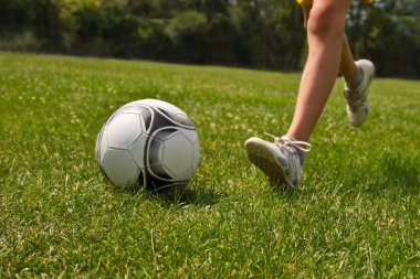 bacaklar topu tekmeleme futbolcu