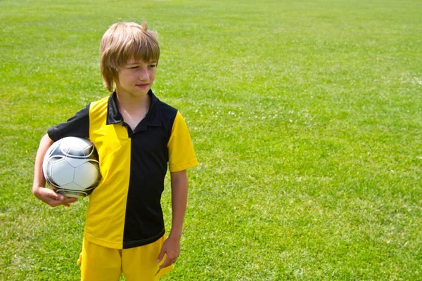 Adolescente Feliz Com Uma Bola Futebol Mão Contra Fundo Estádio — Fotografia de Stock
