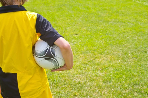 Adolescente Feliz Com Uma Bola Futebol Mão Contra Fundo Estádio — Fotografia de Stock