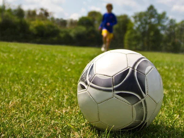 Piernas Del Jugador Fútbol Pateando Pelota — Foto de Stock