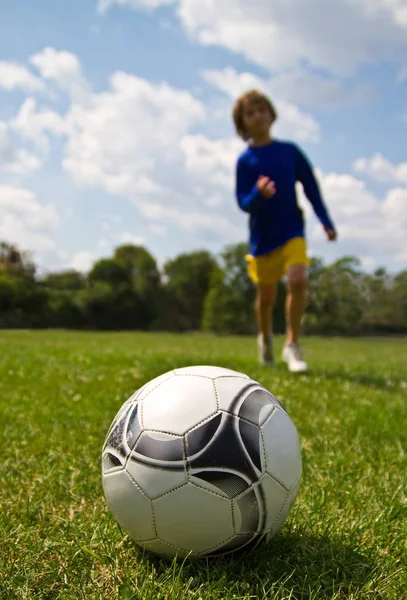 Piernas Del Jugador Fútbol Pateando Pelota —  Fotos de Stock