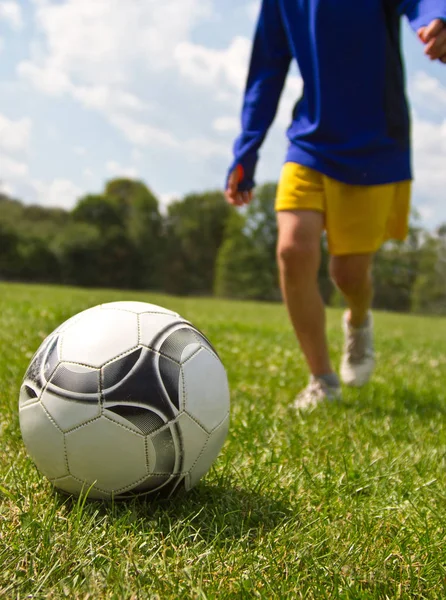 Piernas Del Jugador Fútbol Pateando Pelota —  Fotos de Stock