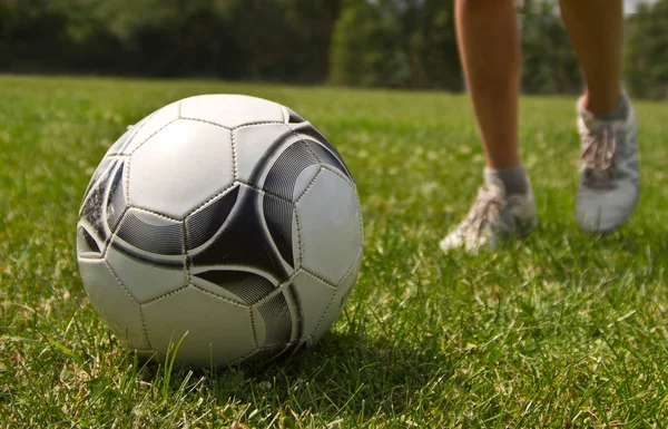 bacaklar topu tekmeleme futbolcu