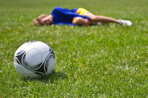 Jugador de fútbol tiene dolor accidente de lesión en el partido de fútbol — Foto de Stock