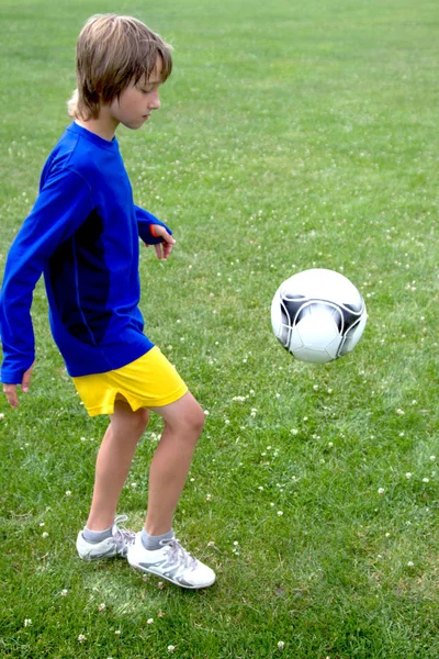 Esporte, futebol e pessoas - jogador de futebol jogando e malabarismo com bola no campo — Fotografia de Stock