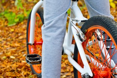 Vücut yarı insan Onun Bisiklet ve doğa arka plan ile. Kavram ve fikir.