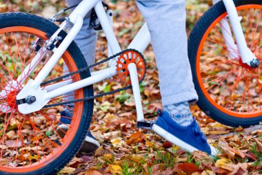 Vücut yarı insan Onun Bisiklet ve doğa arka plan ile. Kavram ve fikir.