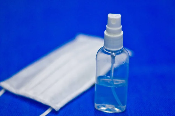 Antiseptikum Flasche Latexhandschuhe Gesichtsmaske Auf Blauem Hintergrund Zur Vorbeugung Gegen — Stockfoto