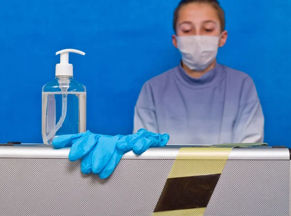 Coronavirus Samokarantin Vordergrund Eine Flasche Desinfektionsgel Und Gummihandschuhe Und Ein — Stockfoto