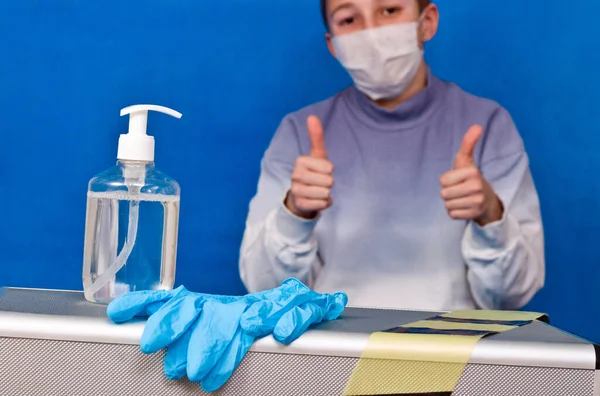 Coronavirus Samokarantin Vordergrund Eine Flasche Desinfektionsgel Und Gummihandschuhe Und Ein — Stockfoto