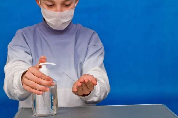 Jongeman Desinfecteert Handen Met Een Ontsmettingsmiddel Handwas Handhygiëne Tijdens Covi — Stockfoto