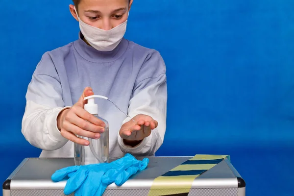 Ung Kille Desinficerar Händerna Med Rengöringsmedel Handtvätt Och Handhygien Covipandemin — Stockfoto