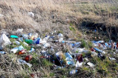 Araziye atılan plastik atık depolanmasına çöp izni verilmiyor.