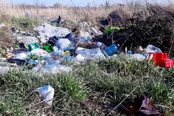 Υγειονομική Ταφή Των Πλαστικών Αποβλήτων Που Ρίχνονται Στο Χωράφι Δεν — Φωτογραφία Αρχείου