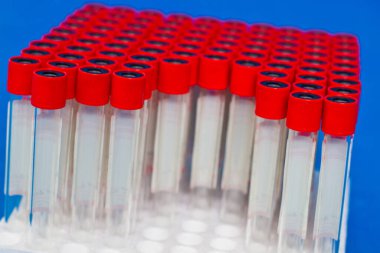 Kullanıma hazır kırmızı başlıklı boş laboratuvar test tüplerini kapat.