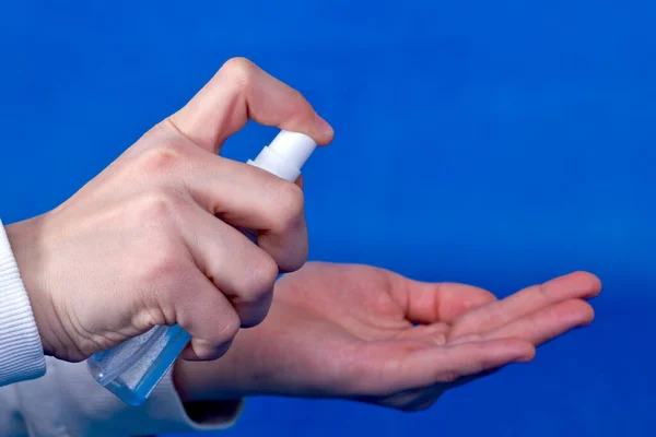 Las Manos Humanas Usan Spray Desinfectante Antiséptico Burbuja Frasco Sobre — Foto de Stock