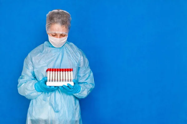 Joven Profesional Médico Con Máscara Guantes Con Tubos Ensayo Vacíos —  Fotos de Stock