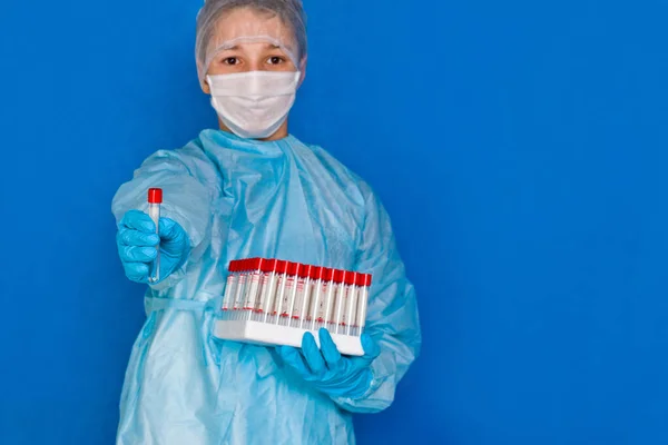 Joven Profesional Médico Con Máscara Guantes Con Tubos Ensayo Vacíos — Foto de Stock