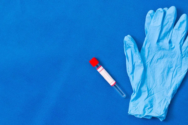 Пробирка Пуста Текста Corona Virus Резиновыми Перчатками Синем Фоне — стоковое фото
