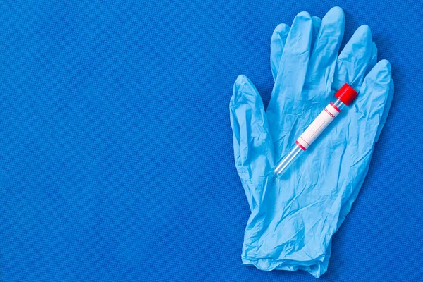 Próbka Jest Pusta Dla Tekstu Corona Virus Gumowymi Rękawiczkami Niebieskim — Zdjęcie stockowe