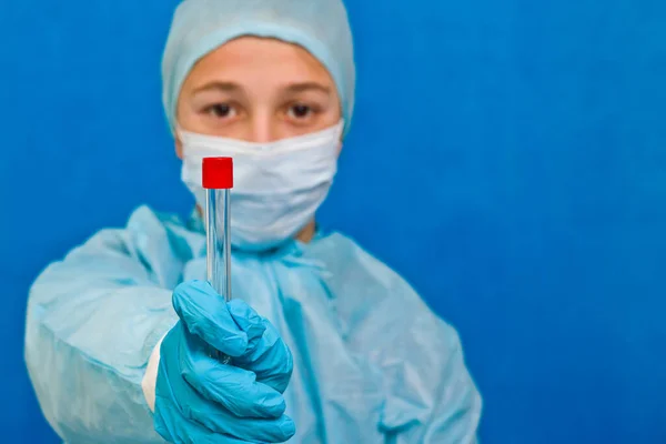 Kvinnlig Läkare Håller Provrör Blå Bakgrund Coronavirus Test — Stockfoto