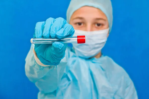 Ärztin Mit Reagenzglas Auf Blauem Hintergrund Coronavirus Test — Stockfoto