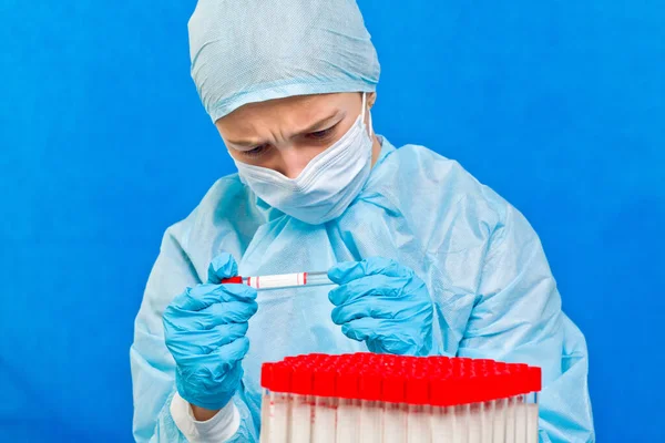 Trabajadora Médica Sosteniendo Tubo Prueba Sobre Fondo Azul Prueba Del — Foto de Stock