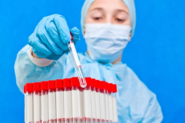 Kvinnlig Läkare Håller Provrör Blå Bakgrund Coronavirus Test — Stockfoto