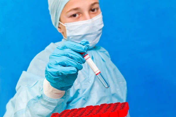 Ärztin Mit Reagenzglas Auf Blauem Hintergrund Coronavirus Test — Stockfoto