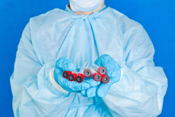 Läkaren Håller Ett Provrör Händerna Framför Sig Blå Bakgrund Coronavirus — Stockfoto