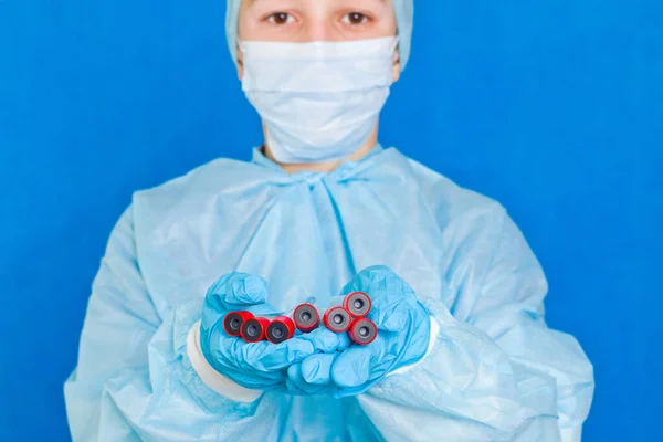 Läkaren Håller Ett Provrör Händerna Framför Sig Blå Bakgrund Coronavirus — Stockfoto