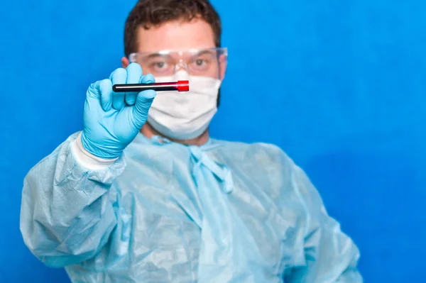 Männlicher Wissenschaftler Hält Reagenzglas Mit Blut Auf Blauem Hintergrund — Stockfoto