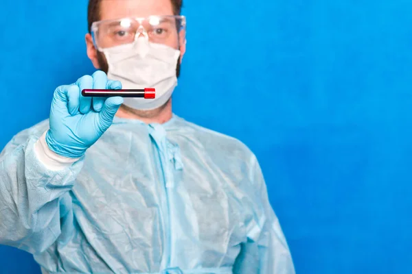 Männlicher Wissenschaftler Hält Reagenzglas Mit Blut Auf Blauem Hintergrund — Stockfoto